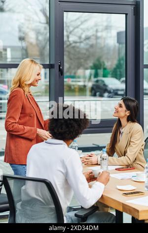 Professionisti aziendali impegnati in una vivace riunione che discute delle strategie. Foto Stock