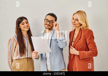 Tre professionisti che analizzano un documento insieme. Foto Stock