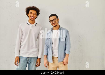 Due giovani uomini sono fiduciosi l'uno accanto all'altro. Foto Stock