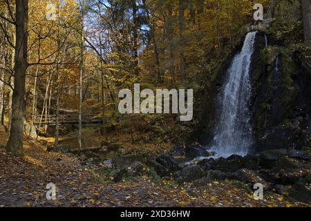 Cascata sul fiume Stropnice nel parco pubblico "Tercino udoli" a nove Hrady nella Boemia meridionale, repubblica Ceca, Europa Foto Stock