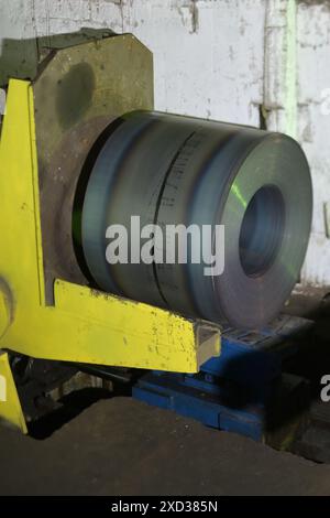 Bobine di acciaio caldo laminate nell'acciaieria Foto Stock