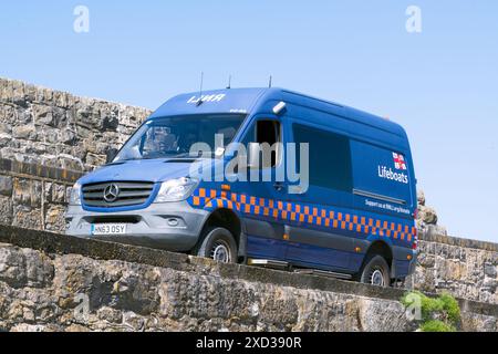 Un furgone RNLI parcheggia sul livello superiore della frangiflutti. Rescue Fest 2024. Porthcawl, Regno Unito. 16 giugno 2024. Foto Stock