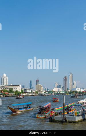 Bangkok, Thailandia - 19 marzo 2018: Barca a coda lunga sul fiume Chao Phraya con grattacieli sullo sfondo. Foto Stock