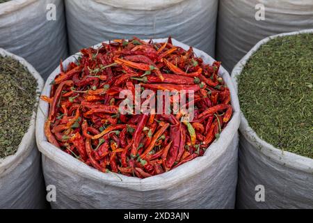 Peperoncino rosso essiccato in un antico bazar persiano Foto Stock