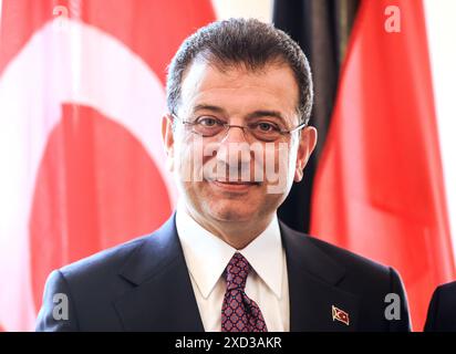 Duesseldorf, Germania. 20 giugno 2024. Ekrem Imamoglu, sindaco di Istanbul, si erge di fronte a una bandiera turca in un ricevimento nel municipio. Crediti: Oliver Berg/dpa/Alamy Live News Foto Stock