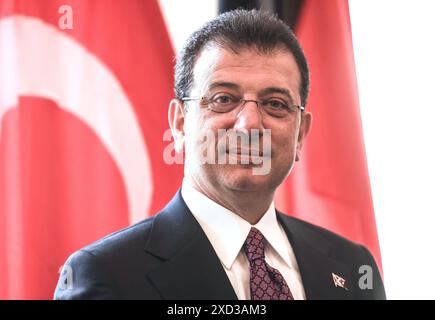 Duesseldorf, Germania. 20 giugno 2024. Ekrem Imamoglu, sindaco di Istanbul, si erge di fronte a una bandiera turca in un ricevimento nel municipio. Crediti: Oliver Berg/dpa/Alamy Live News Foto Stock