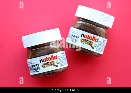 KIEV, UCRAINA - 20 APRILE 2024 Mini Nutella da 25 g su sfondo rosso primo piano Foto Stock