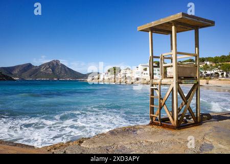 Sant Elm, Spagna - 15 gennaio 2024: Spiaggia di Sant Elm e isola sa Dragonera, Maiorca Foto Stock