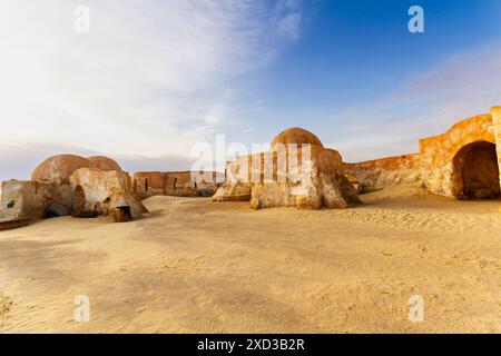 Resti del set cinematografico 1977 Star Wars. Lo scenario del pianeta Tatooine dal film Star Wars, Tozeur, Sahara, Tunisia, Africa Foto Stock