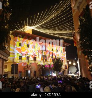 Palma, Spagna - 31 dicembre 2023: Decorazioni festose per la vigilia di Capodanno in Plaza Cort, Palma de Mallorca Foto Stock