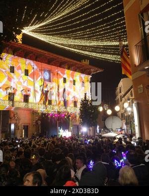 Palma, Spagna - 31 dicembre 2023: Decorazioni festose per la vigilia di Capodanno in Plaza Cort, Palma de Mallorca Foto Stock