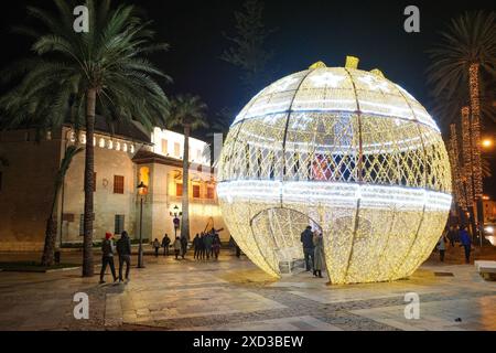 Palma, Spagna - 31 dicembre 2023: Decorazioni natalizie a El Born, Palma de Mallorca Foto Stock