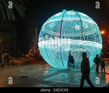 Palma, Spagna - 31 dicembre 2023: Decorazioni natalizie a El Born, Palma de Mallorca Foto Stock