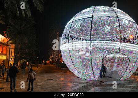 Palma, Spagna - 31 dicembre 2023: Decorazioni natalizie a El Born, Palma de Mallorca Foto Stock