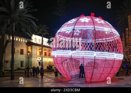 Palma, Spagna - 31 dicembre 2023: Decorazioni natalizie a El Born, Palma de Mallorca Foto Stock