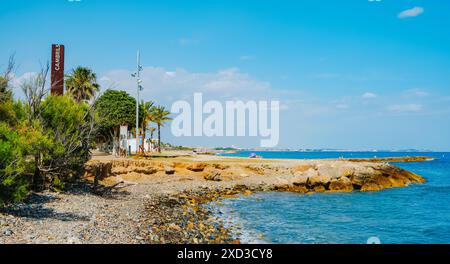 Cambrils, Spagna - 9 giugno 2024: Una vista dell'inizio della passeggiata Passeig de Ponent a Cambrils, Spagna, seguendo la costa del Mediterraneo Foto Stock