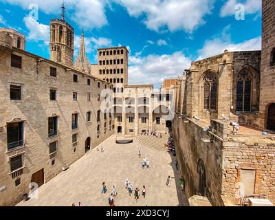 Barcellona, Spagna - 4 giugno 2024: Vista su piazza Placa del Rei, a Barri Gotic, il quartiere gotico, circondato da importanti monumenti, come la Capella de Foto Stock