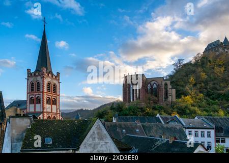Pittoresca vista del villaggio di Bacharach, caratterizzato da un'architettura storica e dai vibranti colori autunnali sulle colline, che mostrano la cappella Werner e San Pietro Foto Stock