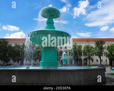 Fontana presso l'Università Ludwig Maximilian di Monaco di Baviera Germania Foto Stock