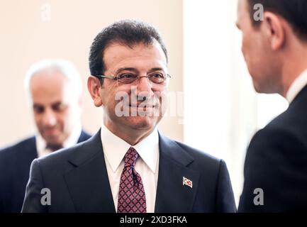 Duesseldorf, Germania. 20 giugno 2024. Ekrem Imamoglu (M), sindaco di Istanbul, parla con il suo omologo di Düsseldorf Keller ad un ricevimento nel municipio. Crediti: Oliver Berg/dpa/Alamy Live News Foto Stock