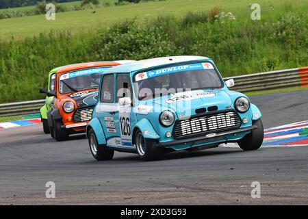 Peter Hills, Mini Libre, la Dunlop Mini miglia Challenge supportata da Mini Spares, due gare di venti minuti per due varianti di veicoli, Mini miglia 1293 Foto Stock