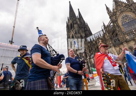 UEFA EURO 2024 - Musik und Fans am Matchday Schottland - Schweiz in Köln 19.06.2024 Die schottische Band The Tartan Army auf dem Roncalliplatz vor dem Kölner Dom Köln Innenstadt Nordrhein-Westfalen Deutschland *** UEFA EURO 2024 musica e tifosi nella partita Scozia Svizzera a Colonia 19 06 2024 lo scozzese band The Tartan Army su Roncalliplatz di fronte alla cattedrale di Colonia centro città di Colonia Renania settentrionale-Vestfalia Germania Copyright: xBonn.digitalx/xMarcxJohnx Foto Stock