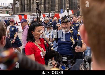 UEFA EURO 2024 - Musik und fans am Matchday Schottland - Schweiz in Köln 19.06.2024 Die schottische Band The Tartan Army auf dem Roncalliplatz vor dem Kölner dom. Köln Innenstadt Nordrhein-Westfalen Deutschland *** UEFA EURO 2024 musica e tifosi il giorno della partita Scozia Svizzera a Colonia 19 06 2024 la band scozzese The Tartan Army su Roncalliplatz di fronte alla Cattedrale di Colonia centro di Colonia Renania settentrionale-Vestfalia Germania Copyright: XBonn.digitalx/xMarcxJohnx Foto Stock