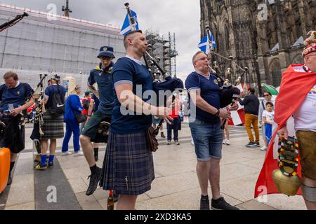 UEFA EURO 2024 - Musik und Fans am Matchday Schottland - Schweiz in Köln 19.06.2024 Die schottische Band The Tartan Army auf dem Roncalliplatz vor dem Kölner Dom Köln Innenstadt Nordrhein-Westfalen Deutschland *** UEFA EURO 2024 musica e tifosi nella partita Scozia Svizzera a Colonia 19 06 2024 lo scozzese band The Tartan Army su Roncalliplatz di fronte alla cattedrale di Colonia centro città di Colonia Renania settentrionale-Vestfalia Germania Copyright: xBonn.digitalx/xMarcxJohnx Foto Stock