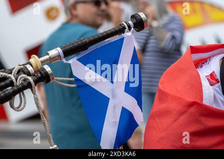 UEFA EURO 2024 - Musik und Fans am Matchday Schottland - Schweiz in Köln 19.06.2024 Die schottische Band The Tartan Army auf dem Roncalliplatz vor dem Kölner Dom Köln Innenstadt Nordrhein-Westfalen Deutschland *** UEFA EURO 2024 musica e tifosi nella partita Scozia Svizzera a Colonia 19 06 2024 lo scozzese band The Tartan Army su Roncalliplatz di fronte alla cattedrale di Colonia centro città di Colonia Renania settentrionale-Vestfalia Germania Copyright: xBonn.digitalx/xMarcxJohnx Foto Stock