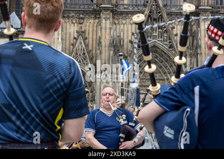 UEFA EURO 2024 - Musik und Fans am Matchday Schottland - Schweiz in Köln 19.06.2024 Die schottische Band The Tartan Army auf dem Roncalliplatz vor dem Kölner Dom Köln Innenstadt Nordrhein-Westfalen Deutschland *** UEFA EURO 2024 musica e tifosi nella partita Scozia Svizzera a Colonia 19 06 2024 lo scozzese band The Tartan Army su Roncalliplatz di fronte alla cattedrale di Colonia centro città di Colonia Renania settentrionale-Vestfalia Germania Copyright: xBonn.digitalx/xMarcxJohnx Foto Stock