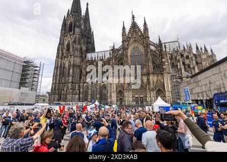 UEFA EURO 2024 - Musik und Fans am Matchday Schottland - Schweiz in Köln 19.06.2024 Die schottische Band The Tartan Army auf dem Roncalliplatz vor dem Kölner Dom Köln Innenstadt Nordrhein-Westfalen Deutschland *** UEFA EURO 2024 musica e tifosi nella partita Scozia Svizzera a Colonia 19 06 2024 lo scozzese band The Tartan Army su Roncalliplatz di fronte alla cattedrale di Colonia centro città di Colonia Renania settentrionale-Vestfalia Germania Copyright: xBonn.digitalx/xMarcxJohnx Foto Stock