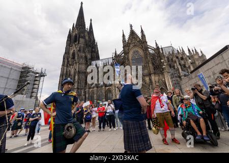 UEFA EURO 2024 - Musik und Fans am Matchday Schottland - Schweiz in Köln 19.06.2024 Die schottische Band The Tartan Army auf dem Roncalliplatz vor dem Kölner Dom Köln Innenstadt Nordrhein-Westfalen Deutschland *** UEFA EURO 2024 musica e tifosi nella partita Scozia Svizzera a Colonia 19 06 2024 lo scozzese band The Tartan Army su Roncalliplatz di fronte alla cattedrale di Colonia centro città di Colonia Renania settentrionale-Vestfalia Germania Copyright: xBonn.digitalx/xMarcxJohnx Foto Stock