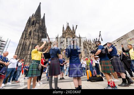 UEFA EURO 2024 - Musik und Fans am Matchday Schottland - Schweiz in Köln 19.06.2024 Die schottische Band The Tartan Army auf dem Roncalliplatz vor dem Kölner Dom Köln Innenstadt Nordrhein-Westfalen Deutschland *** UEFA EURO 2024 musica e tifosi nella partita Scozia Svizzera a Colonia 19 06 2024 lo scozzese band The Tartan Army su Roncalliplatz di fronte alla cattedrale di Colonia centro città di Colonia Renania settentrionale-Vestfalia Germania Copyright: xBonn.digitalx/xMarcxJohnx Foto Stock