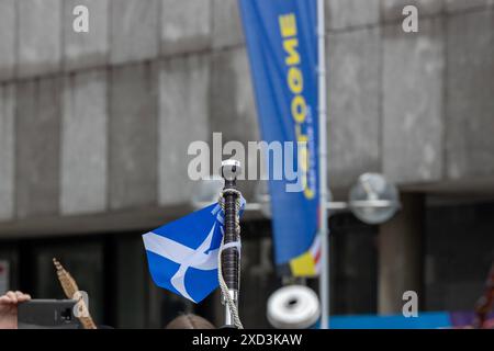 UEFA EURO 2024 - Musik und Fans am Matchday Schottland - Schweiz in Köln 19.06.2024 Die schottische Band The Tartan Army auf dem Roncalliplatz vor dem Kölner Dom Köln Innenstadt Nordrhein-Westfalen Deutschland *** UEFA EURO 2024 musica e tifosi nella partita Scozia Svizzera a Colonia 19 06 2024 lo scozzese band The Tartan Army su Roncalliplatz di fronte alla cattedrale di Colonia centro città di Colonia Renania settentrionale-Vestfalia Germania Copyright: xBonn.digitalx/xMarcxJohnx Foto Stock