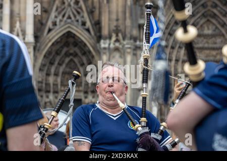 UEFA EURO 2024 - Musik und Fans am Matchday Schottland - Schweiz in Köln 19.06.2024 Die schottische Band The Tartan Army auf dem Roncalliplatz vor dem Kölner Dom Köln Innenstadt Nordrhein-Westfalen Deutschland *** UEFA EURO 2024 musica e tifosi nella partita Scozia Svizzera a Colonia 19 06 2024 lo scozzese band The Tartan Army su Roncalliplatz di fronte alla cattedrale di Colonia centro città di Colonia Renania settentrionale-Vestfalia Germania Copyright: xBonn.digitalx/xMarcxJohnx Foto Stock