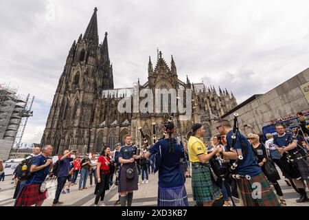 UEFA EURO 2024 - Musik und Fans am Matchday Schottland - Schweiz in Köln 19.06.2024 Die schottische Band The Tartan Army auf dem Roncalliplatz vor dem Kölner Dom Köln Innenstadt Nordrhein-Westfalen Deutschland *** UEFA EURO 2024 musica e tifosi nella partita Scozia Svizzera a Colonia 19 06 2024 lo scozzese band The Tartan Army su Roncalliplatz di fronte alla cattedrale di Colonia centro città di Colonia Renania settentrionale-Vestfalia Germania Copyright: xBonn.digitalx/xMarcxJohnx Foto Stock