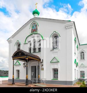 La facciata della Cattedrale di Preobrazhensky e l'ingresso ad essa nel Monastero della Santissima Trinità Alexander Svirskaya Foto Stock