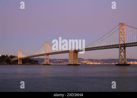 Geografia / viaggi, Stati Uniti, California, San Francisco, Oakland Bay Bridge al crepuscolo, San Francisco, ULTERIORI DIRITTI-INFORMAZIONI-NON-DISPONIBILI Foto Stock