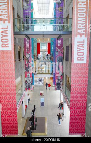 Leeds, Regno Unito - 24 febbraio 2024: Sala espositiva centrale al Royal Armouries Museum Foto Stock