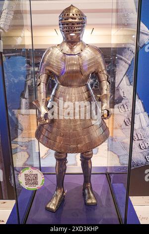 Leeds, Regno Unito - 24 febbraio 2024: Armatura e casco da battaglia di Enrico VIII in mostra al Royal Armouries Museum di Leeds Foto Stock