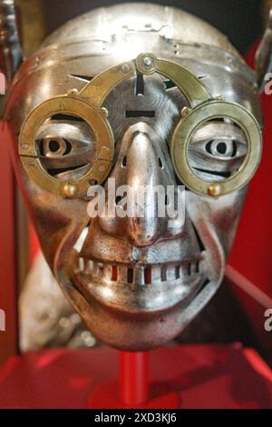 Leeds, Regno Unito - 24 febbraio 2024: Armatura e casco da battaglia di Enrico VIII in mostra al Royal Armouries Museum di Leeds Foto Stock