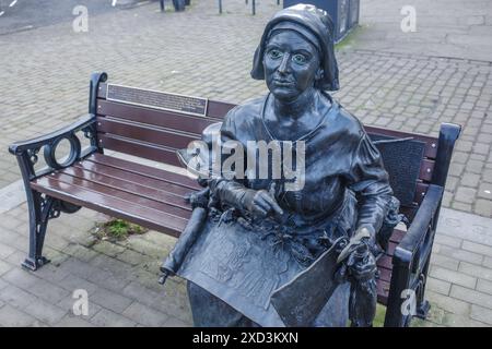 Knaresborough, Regno Unito - 25 febbraio 2024: Statua di madre Shipton nel centro di Knaresborough Foto Stock