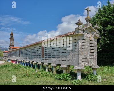 Horreos, una costruzione ventilata in legno o pietra con piedi dove le colture venivano immagazzinate e conservate, in particolare il mais, nella città di una merca, in Galizia Foto Stock