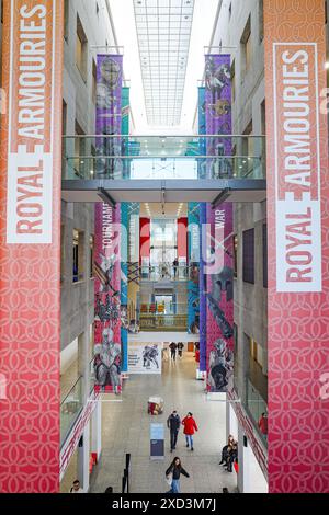 Leeds, Regno Unito - 24 febbraio 2024: Sala espositiva centrale al Royal Armouries Museum Foto Stock