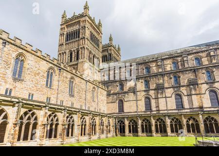 Chiostri e prato interno di Durham Cathdral, Regno Unito Foto Stock