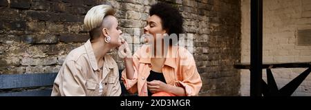 Due donne in piedi insieme in unità. Foto Stock