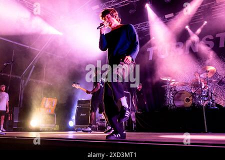 Milano, Italia. 19 giugno 2024. Brendan Yates dei Turnstile si esibisce dal vivo in concerto al Circolo Magnolia di Milano, il 19 giugno 2024 (foto di Mairo Cinquetti/NurPhoto) crediti: NurPhoto SRL/Alamy Live News Foto Stock