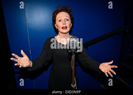 Parigi, Francia. 18 giugno 2024. Statua di cera di Edith Piaf al Musee Grevin di Parigi, Francia, il 18 giugno 2024. Foto di Victor Joly/ABACAPRESS. COM credito: Abaca Press/Alamy Live News Foto Stock