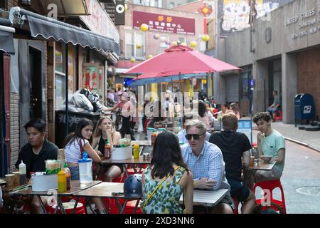 New York, USA.19 giugno 2024.Zaiya Street nel cuore di Chinatown a Manhattan, New York, USA, era piena di tavoli da mercato notturno. I newyorkesi preferiscono cenare all'aperto in cinese nelle sere estive. Credito: Liao Pan/China News Service/Alamy Live News Foto Stock