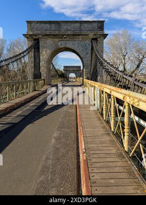 Arles, Francia - 12 marzo 2023: Ponte sospeso Pont De Fourques in una giornata di sole in primavera Foto Stock